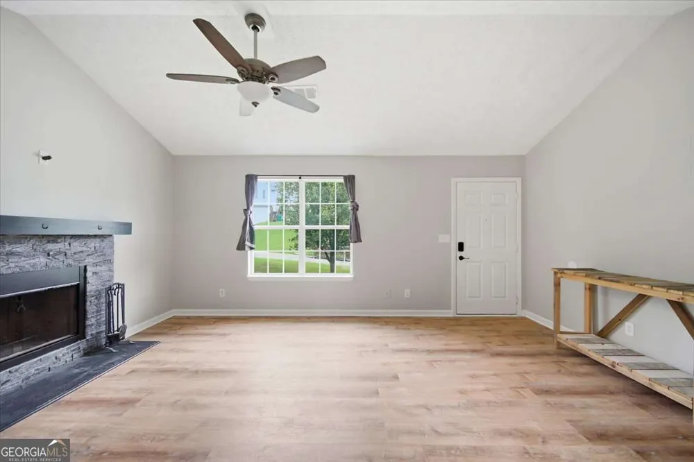 27 Oak Grove LN Adairsville, GA 30103
