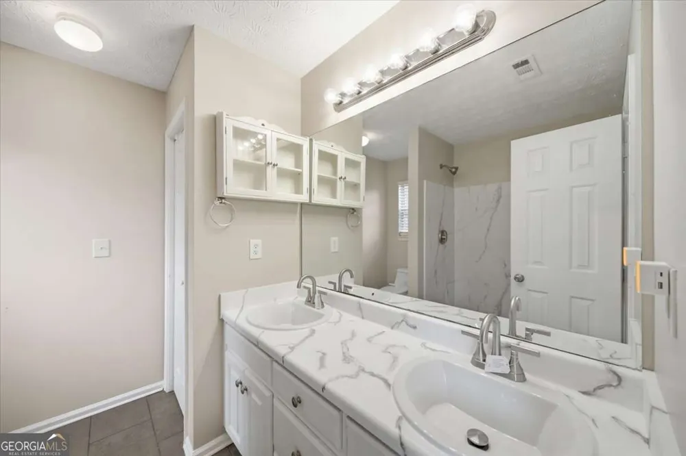 27 Oak Grove LN Adairsville, GA 30103
