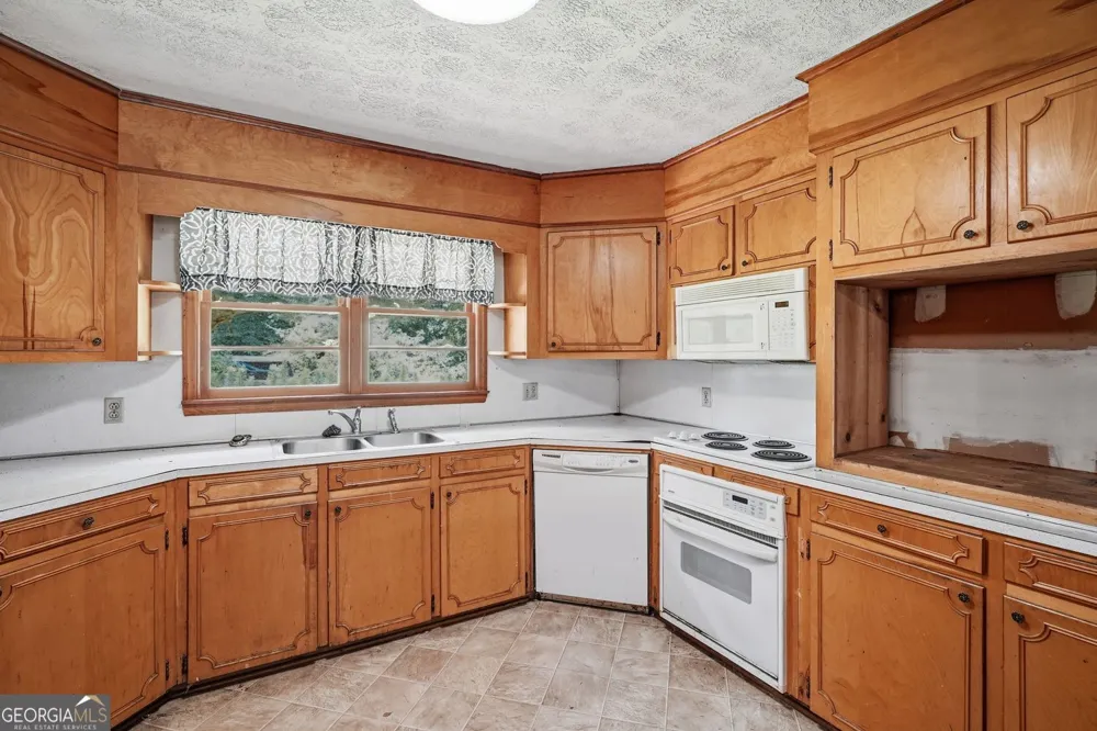 264 School ST Gillsville, GA 30543