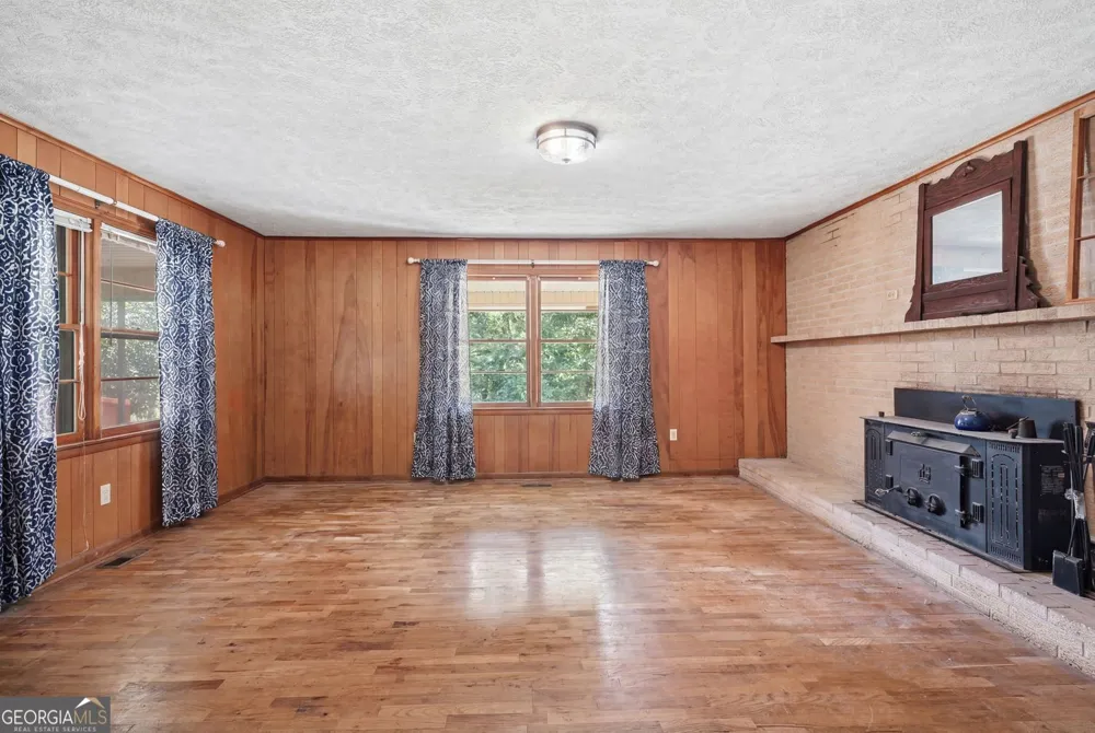 264 School ST Gillsville, GA 30543