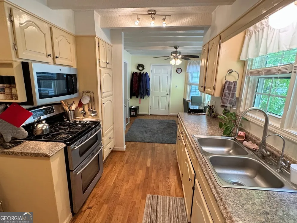1922 Sourwood DR Dalton, GA 30720