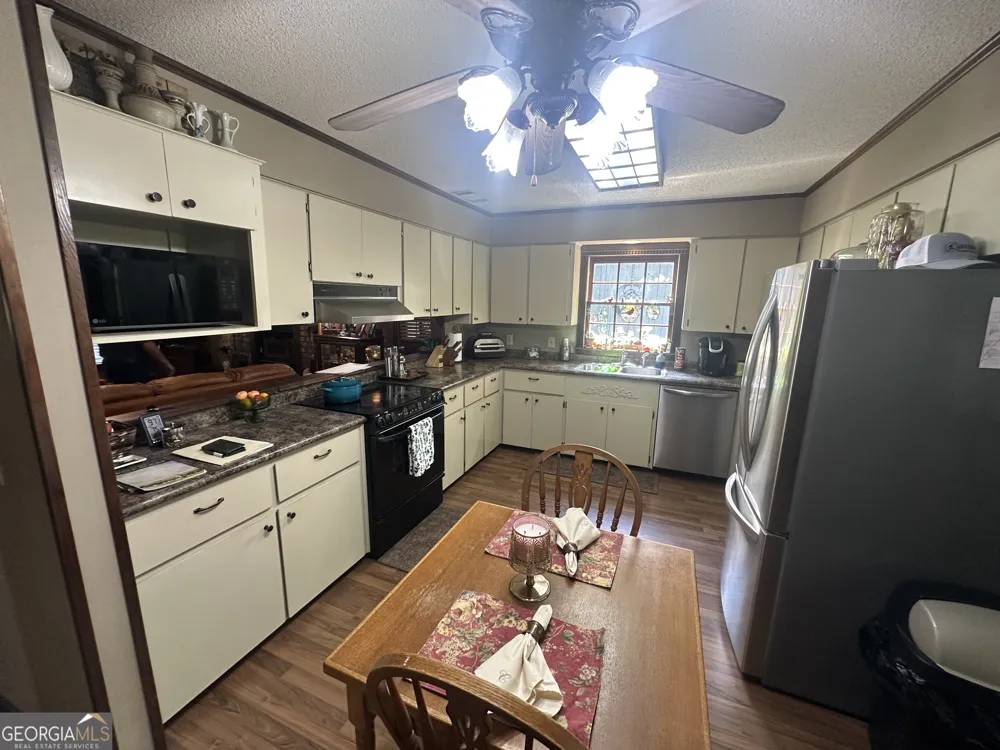 3852 Poor Robin RD Sylvania, GA 30467