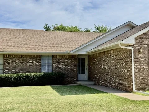 2411 Woodleaf Court