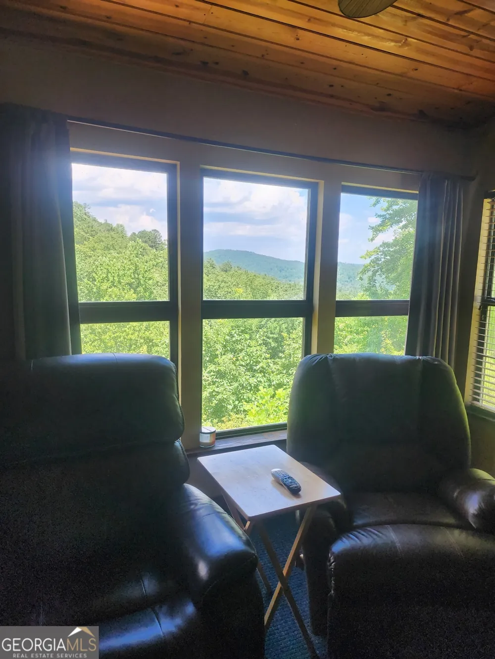 568 Yonah Lake RD Toccoa, GA 30577