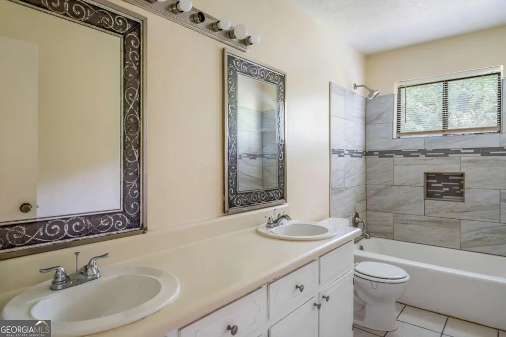 1236 Country Pine DR Ellenwood, GA 30294