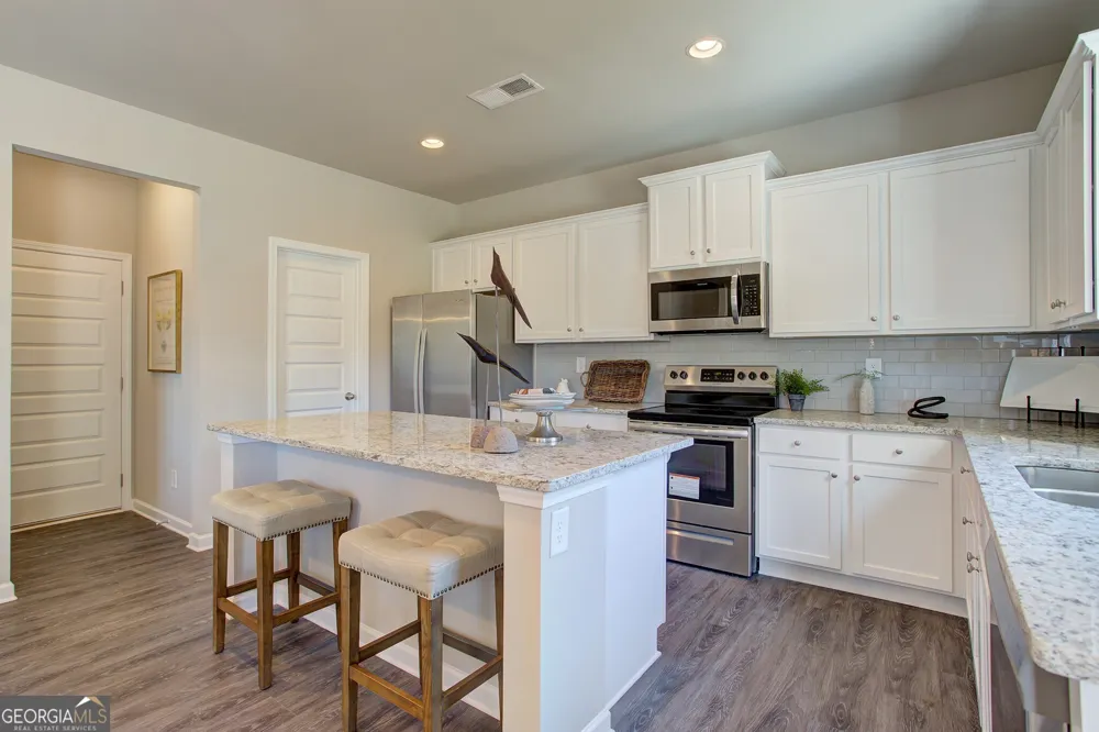 96 Purackal LN Statham, GA 30666