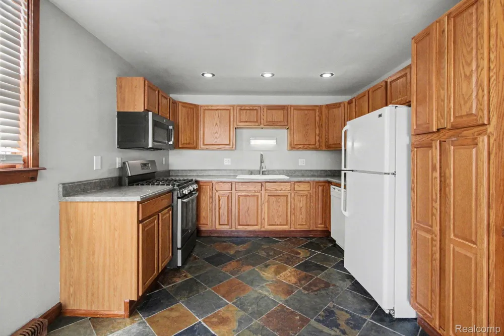 1611 Cass Lake RD Road #C Keego Harbor City, MI 48320