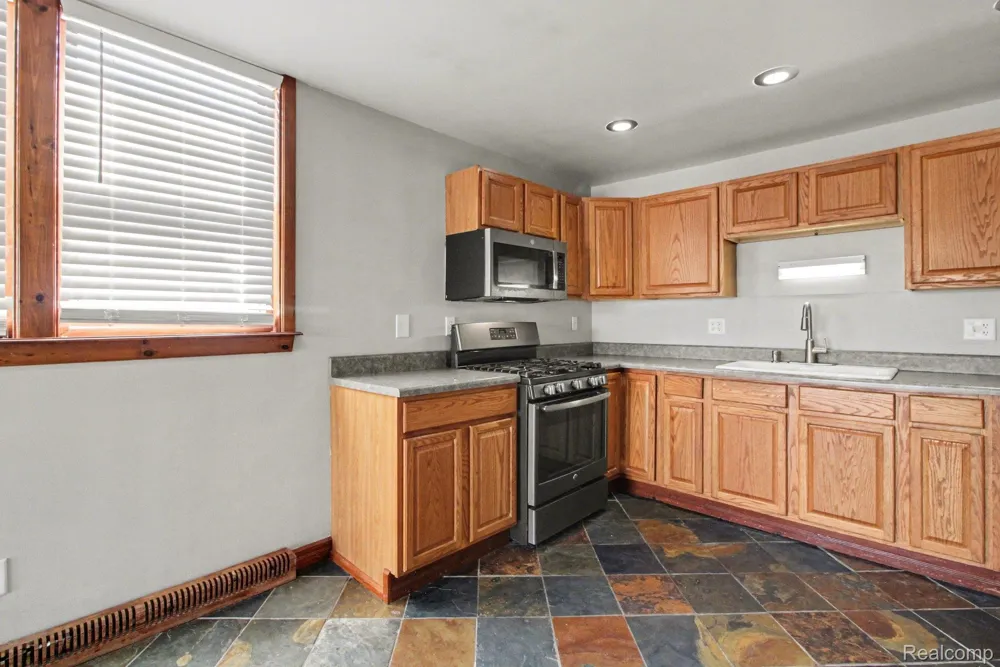 1611 Cass Lake RD Road #C Keego Harbor City, MI 48320