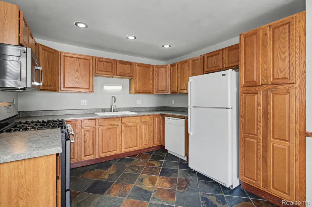 1611 Cass Lake RD Road #C Keego Harbor City, MI 48320