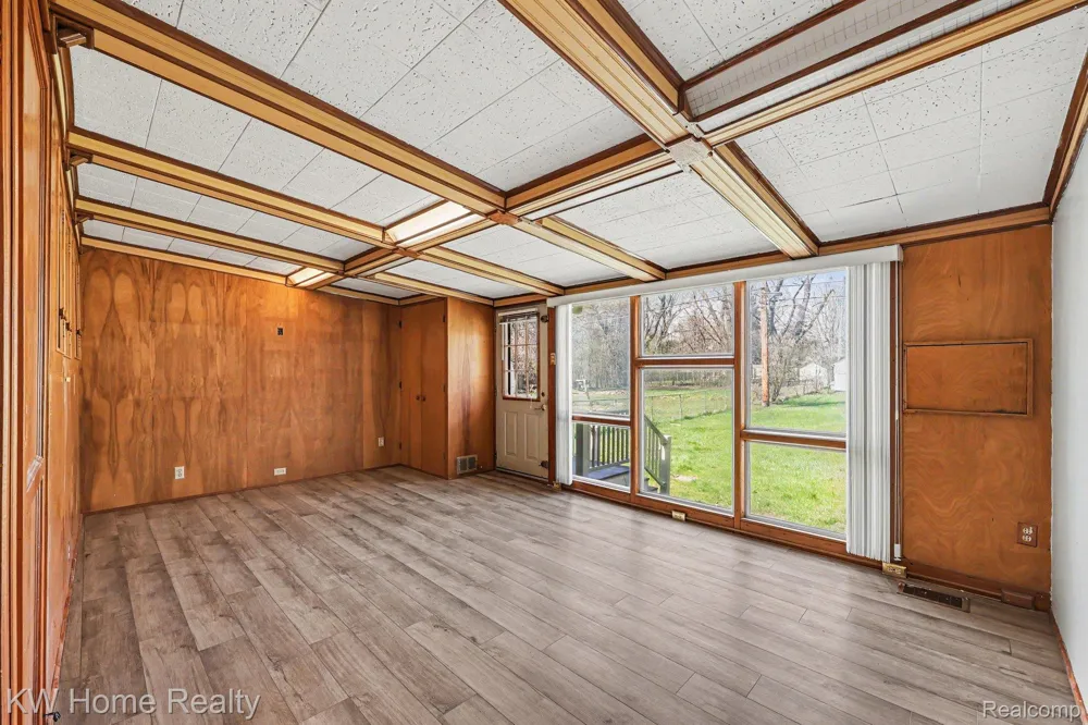 26932 W 6 Mile Road Redford Charter Township, MI 48240