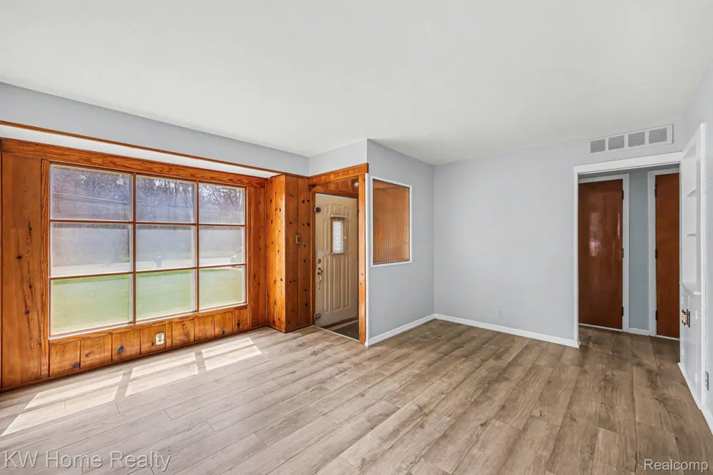 26932 W 6 Mile Road Redford Charter Township, MI 48240
