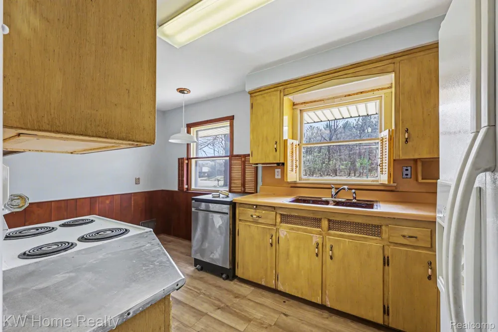 26932 W 6 Mile Road Redford Charter Township, MI 48240