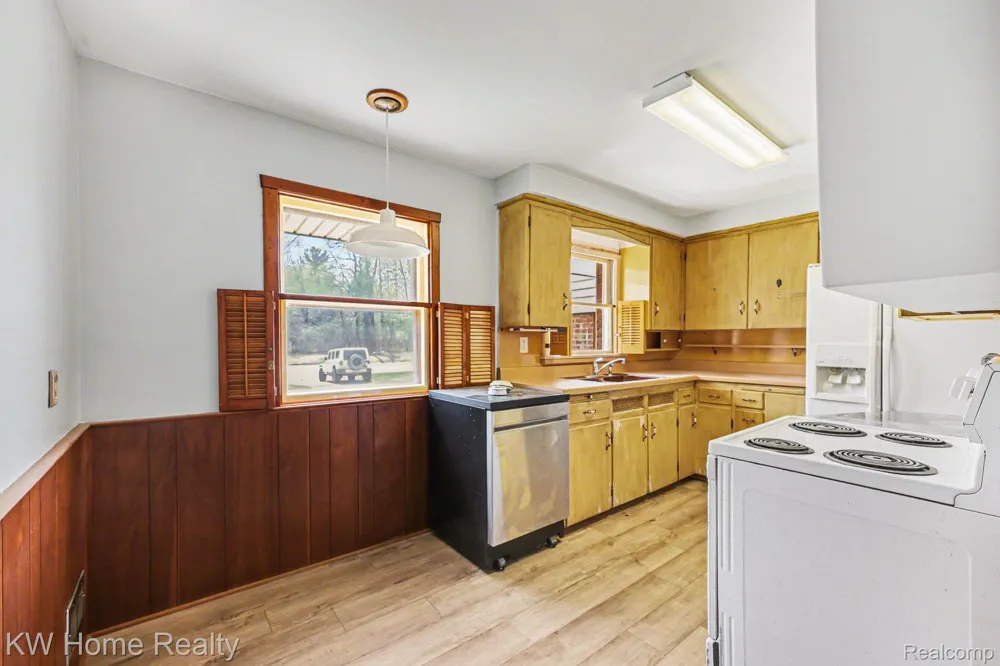 26932 W 6 Mile Road Redford Charter Township, MI 48240