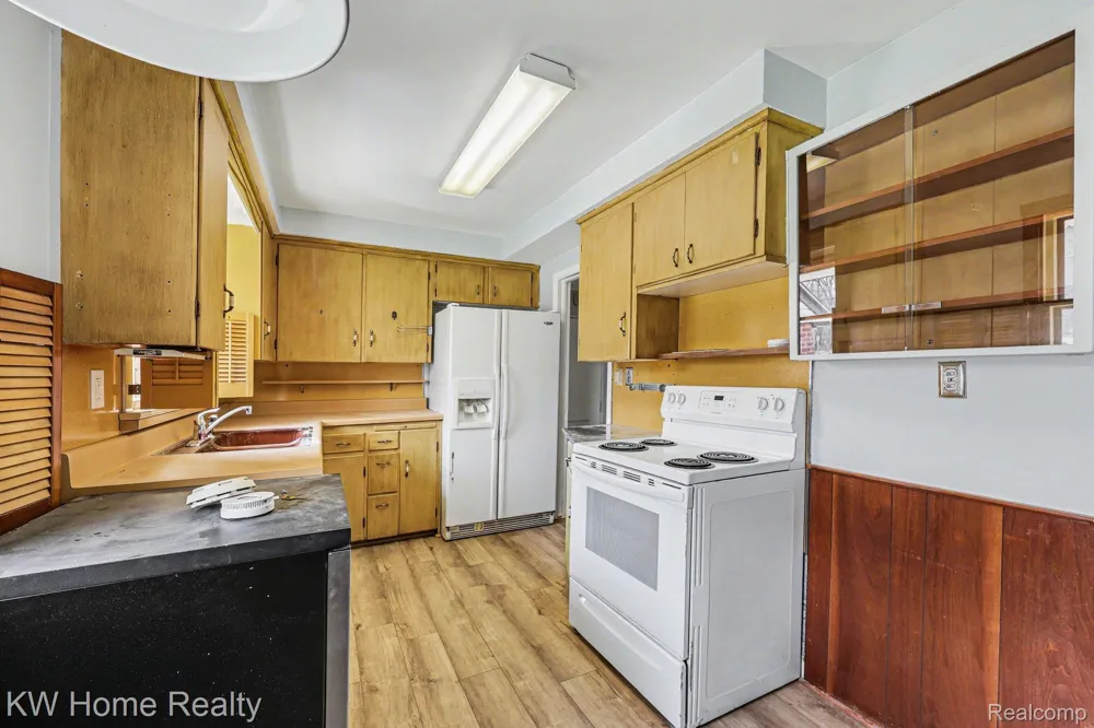 26932 W 6 Mile Road Redford Charter Township, MI 48240