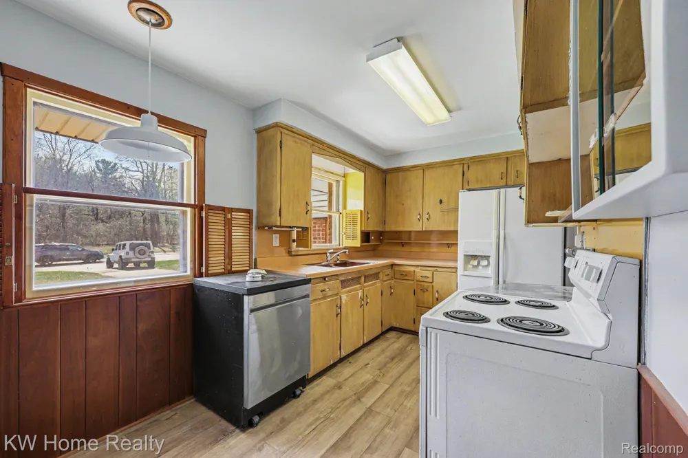 26932 W 6 Mile Road Redford Charter Township, MI 48240