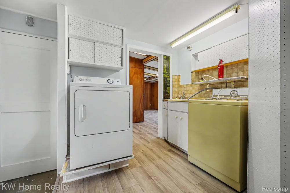 26932 W 6 Mile Road Redford Charter Township, MI 48240