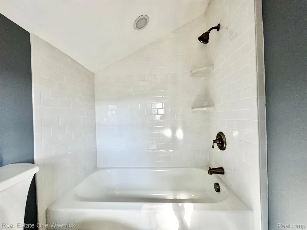 432 Edgewater Drive Algonac City, MI 48001