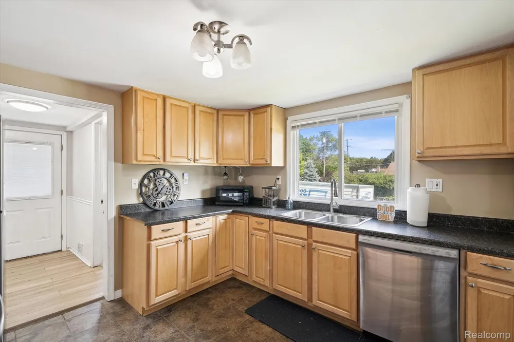 18849 DELAWARE AVENUE Redford Charter Township, MI 48240