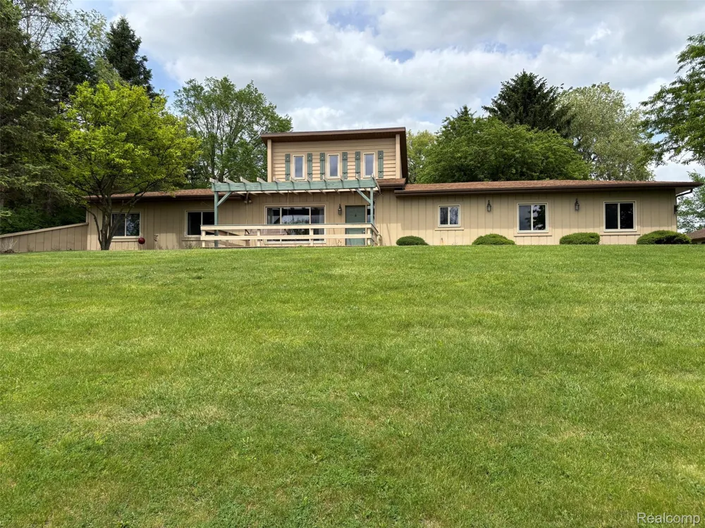 885 Lake Forest Drive Lapeer Township, MI 48446