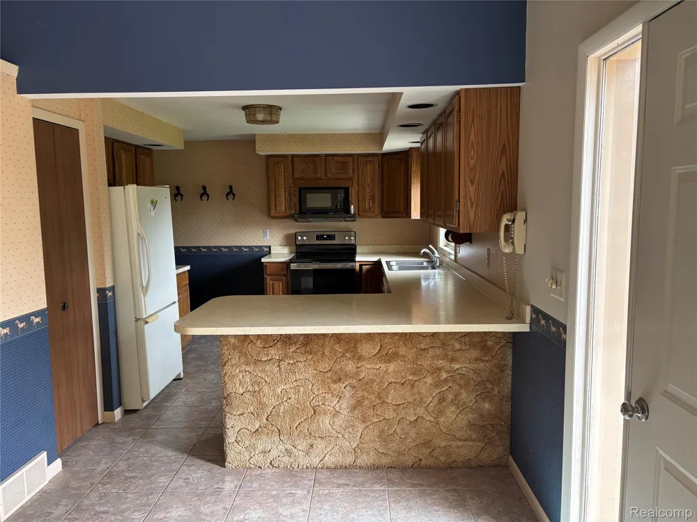 885 Lake Forest Drive Lapeer Township, MI 48446