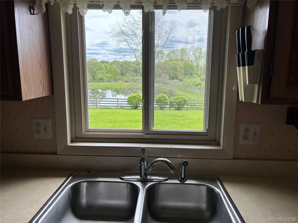 885 Lake Forest Drive Lapeer Township, MI 48446