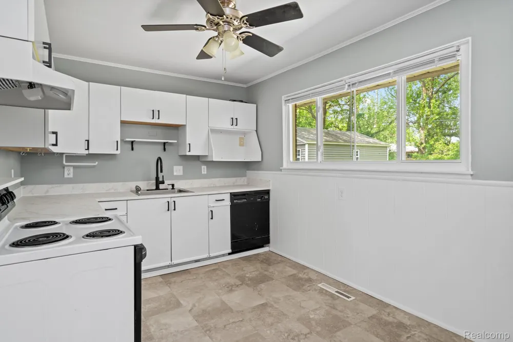 21951 MORTON STREET Oak Park City, MI 48237
