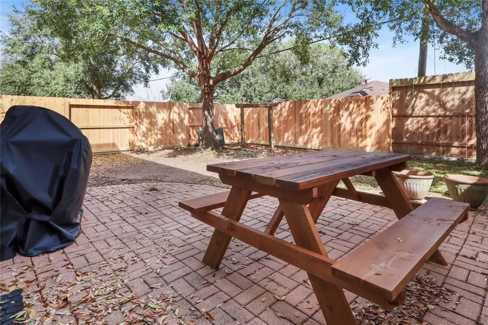 418 Folk Crest Lane Dickinson, TX 77539