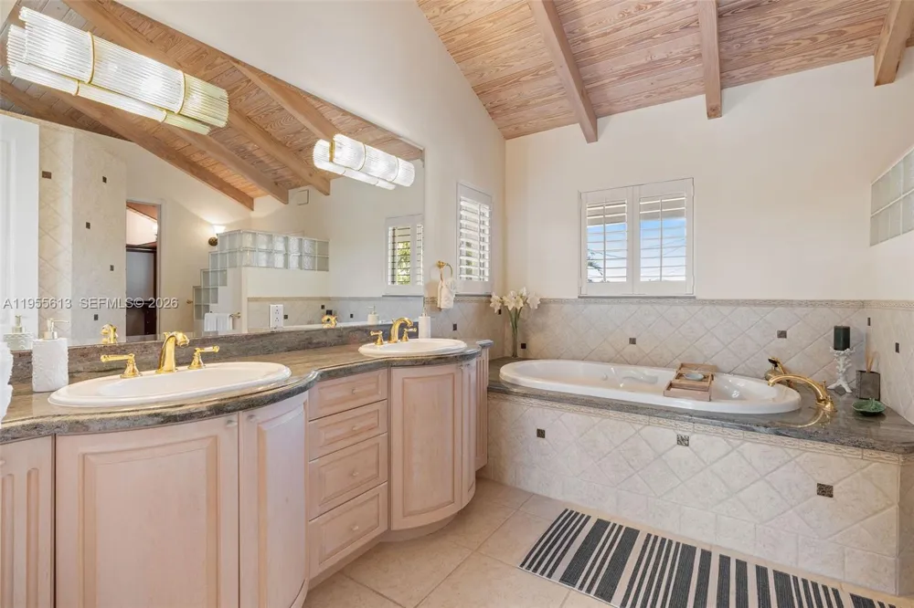 44 W Plaza Del Lago Lower Keys, FL 33036