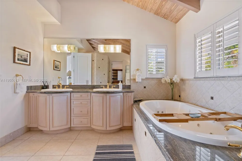 44 W Plaza Del Lago Lower Keys, FL 33036