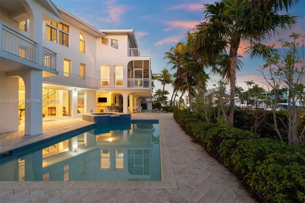 44 W Plaza Del Lago Lower Keys, FL 33036