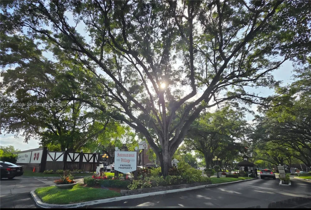 3750 Inverrary Dr #2B Lauderhill, FL 33319
