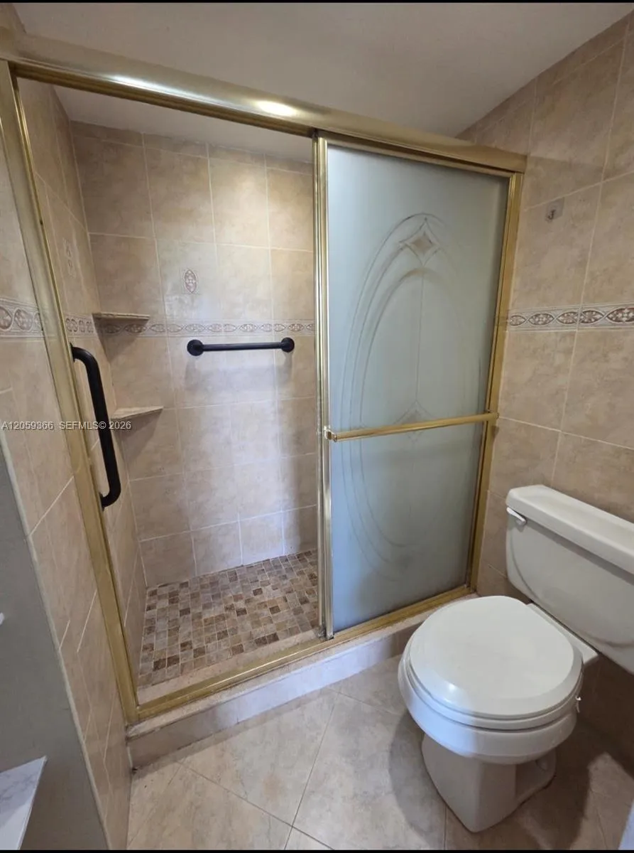 3750 Inverrary Dr #2B Lauderhill, FL 33319