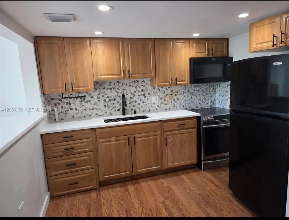 3750 Inverrary Dr #2B Lauderhill, FL 33319