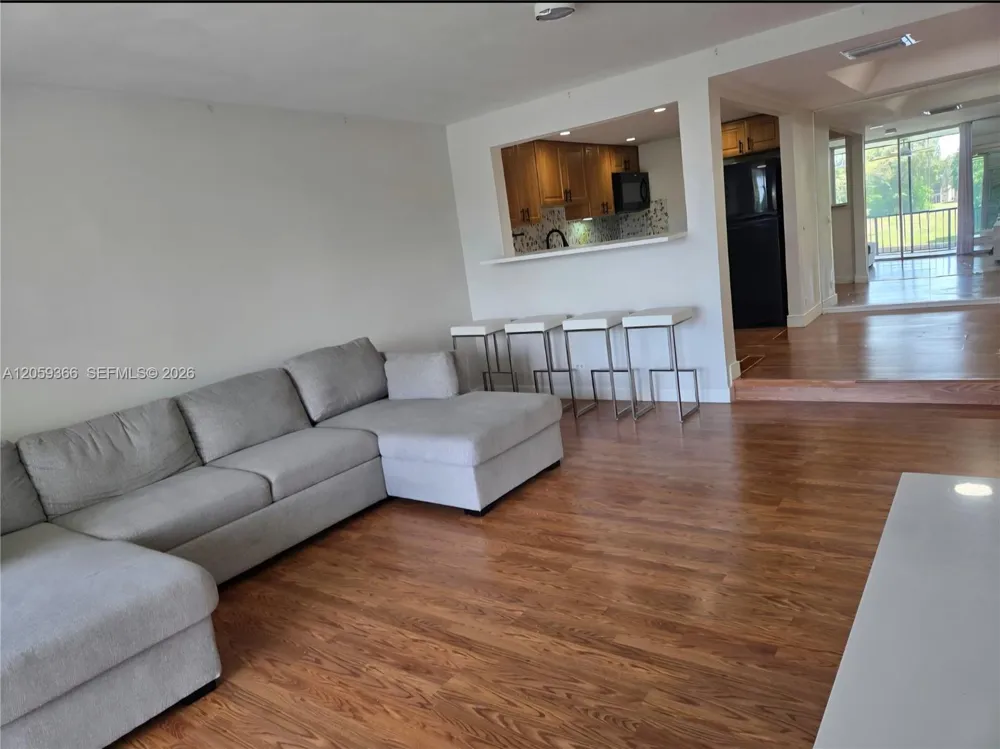 3750 Inverrary Dr #2B Lauderhill, FL 33319