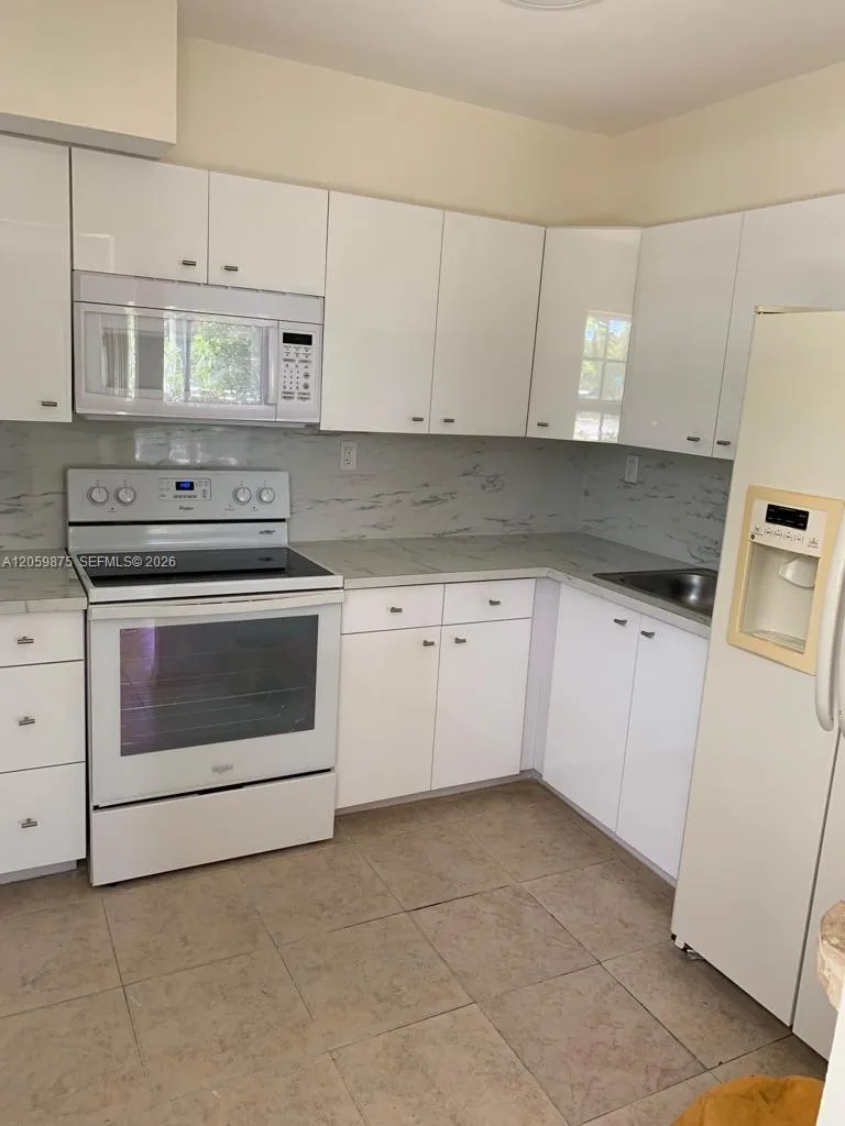 1471 NE 170th St #123A North Miami Beach, FL 33162