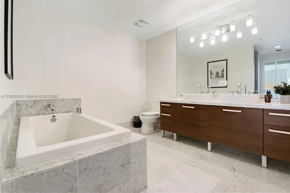 253 NE 2nd St #508 Miami, FL 33132