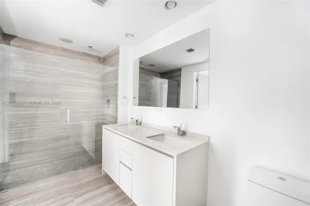 1010 Brickell Ave #2708 Miami, FL 33131
