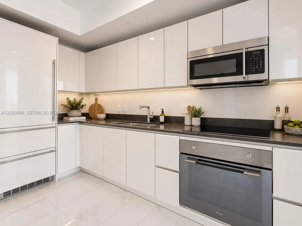 1010 Brickell Ave #2708 Miami, FL 33131
