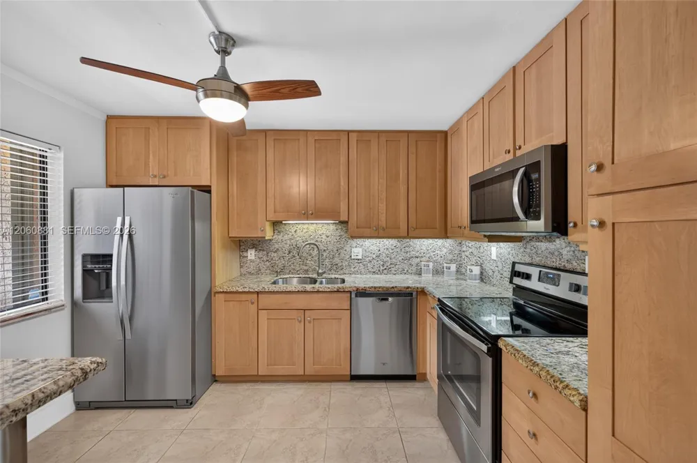 205 Lakeview Dr #103 Weston, FL 33326