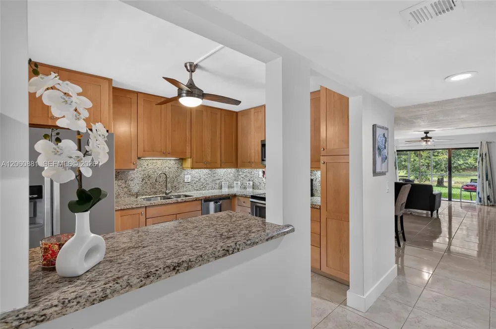 205 Lakeview Dr #103 Weston, FL 33326