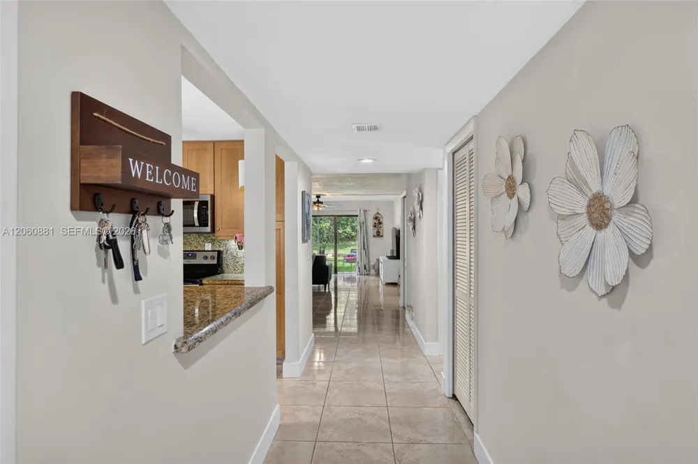 205 Lakeview Dr #103 Weston, FL 33326