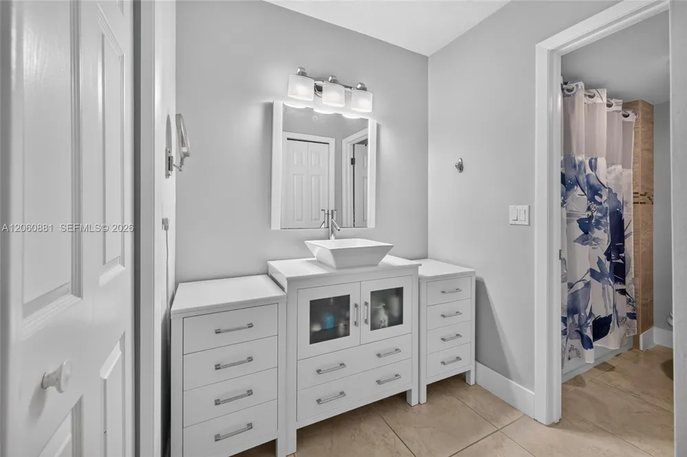 205 Lakeview Dr #103 Weston, FL 33326