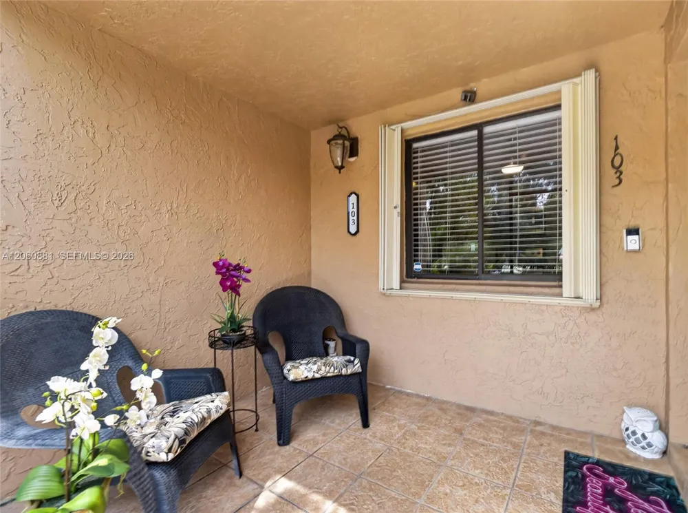 205 Lakeview Dr #103 Weston, FL 33326
