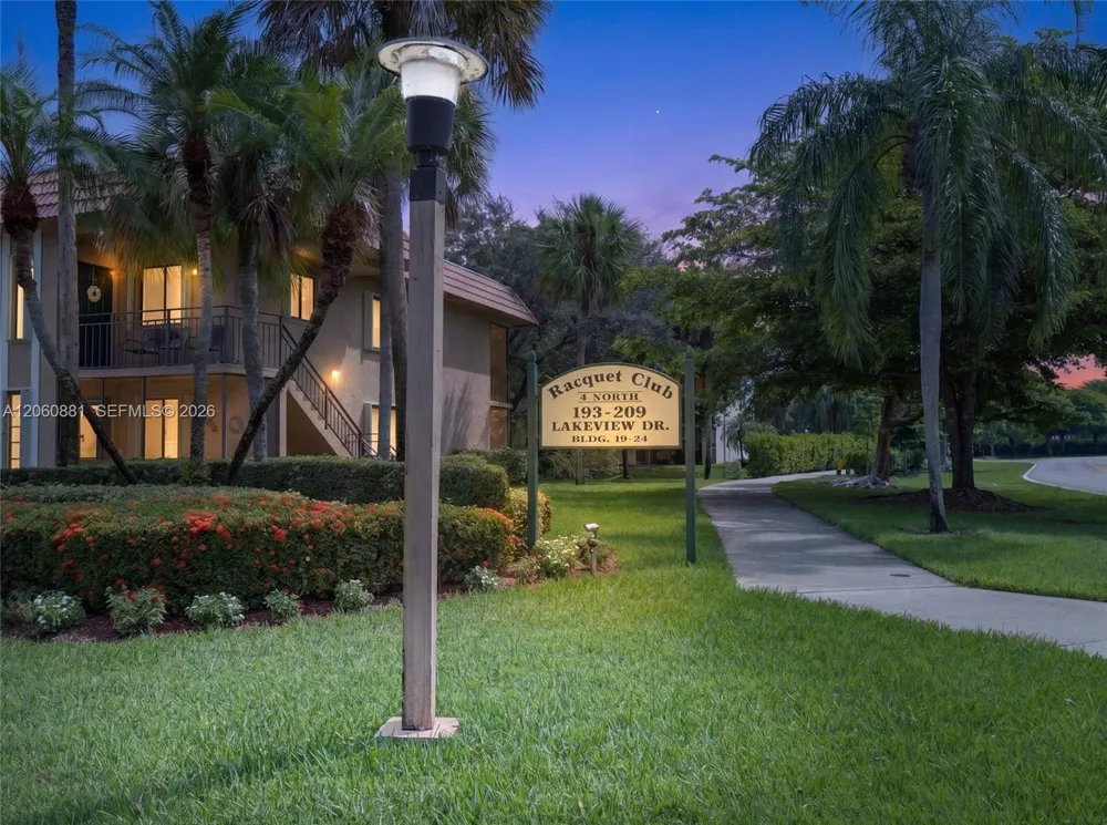 205 Lakeview Dr #103 Weston, FL 33326