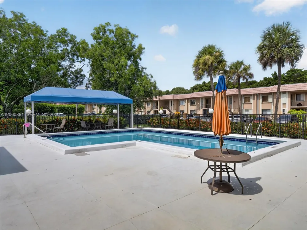 205 Lakeview Dr #103 Weston, FL 33326