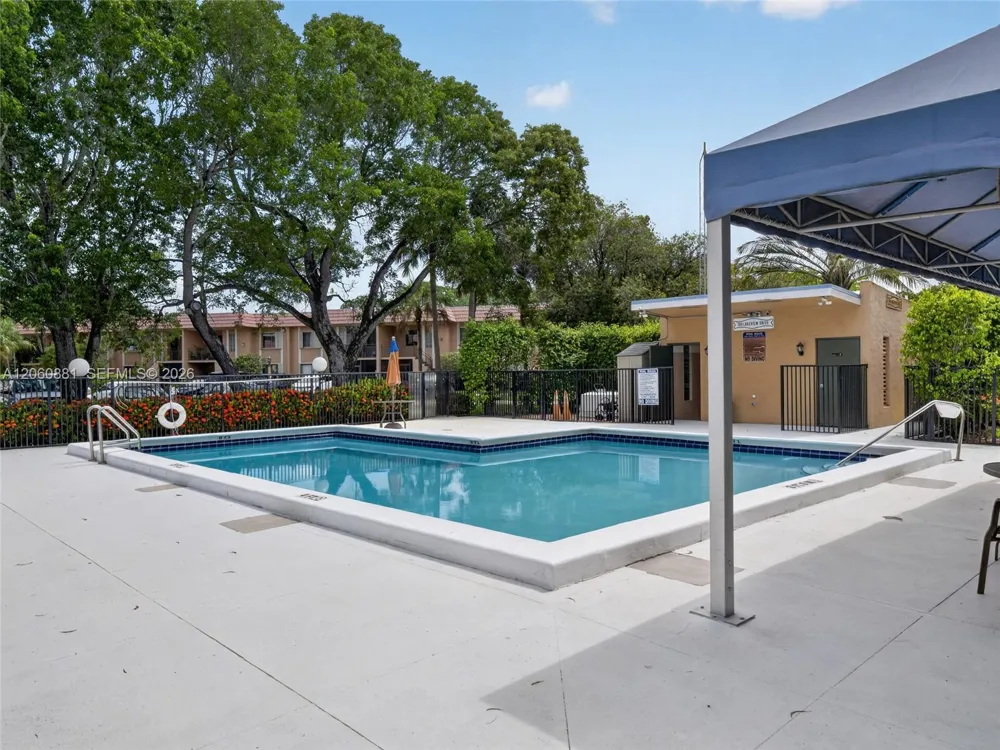 205 Lakeview Dr #103 Weston, FL 33326
