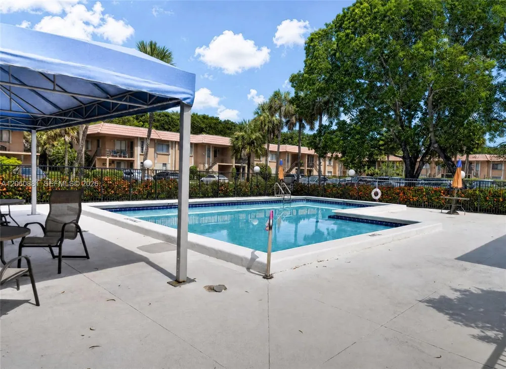 205 Lakeview Dr #103 Weston, FL 33326
