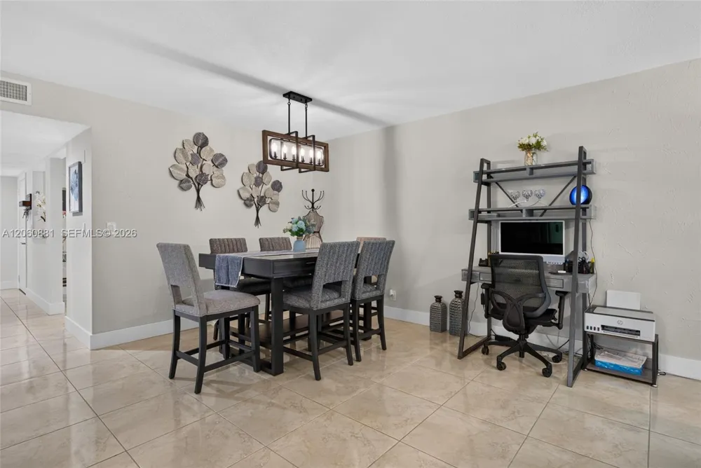 205 Lakeview Dr #103 Weston, FL 33326