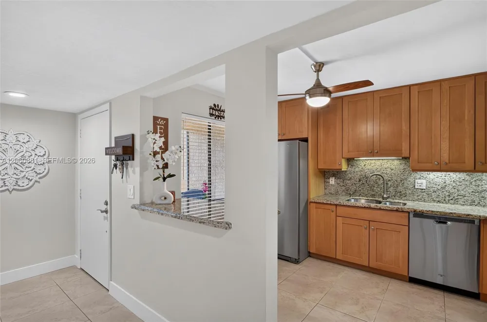 205 Lakeview Dr #103 Weston, FL 33326