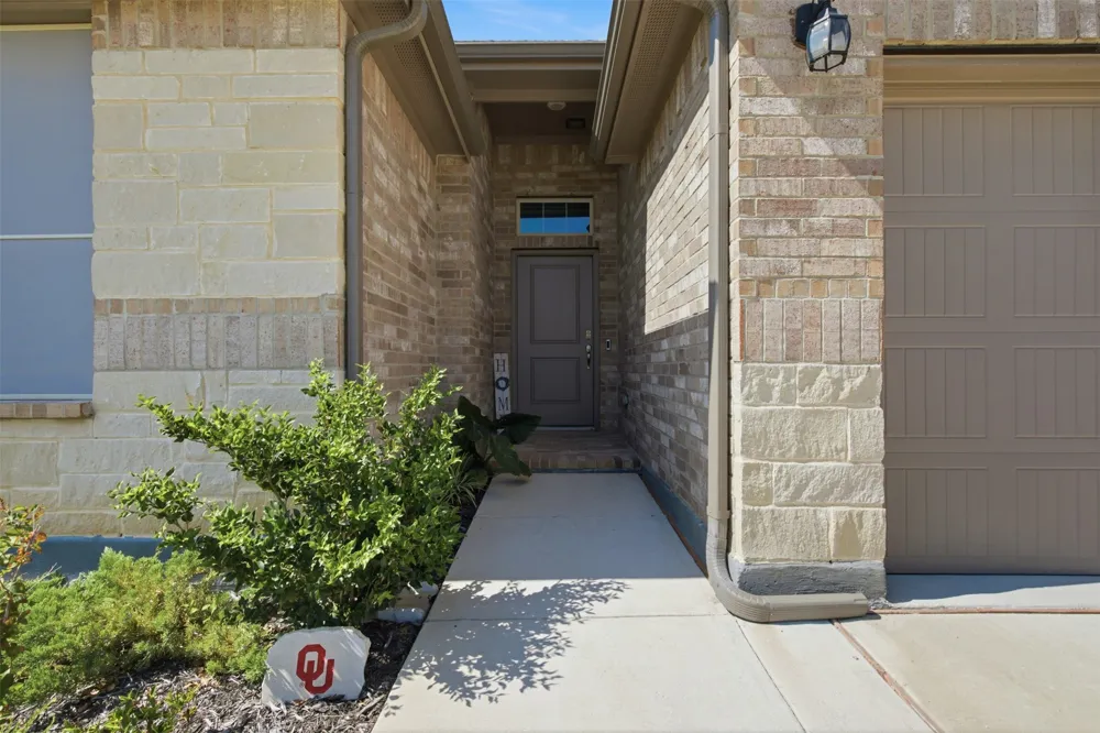 5213 Crystal Lake Avenue Krum, TX 76249